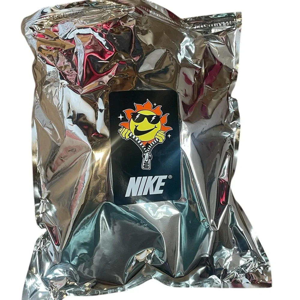 Nike Dunk‎ Low GS 'UV Reactive' sneaker, Photon Dust/Midnight Navy colorway, 7Y - Picture 6 of 6